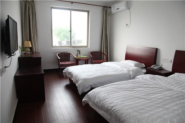 好的，根据您的要求，我将以“苏州农家乐住宿——苏州西山农家乐旅游住宿服务全解析”为题，撰写一篇结构完整的文章，并以JSON格式返回。